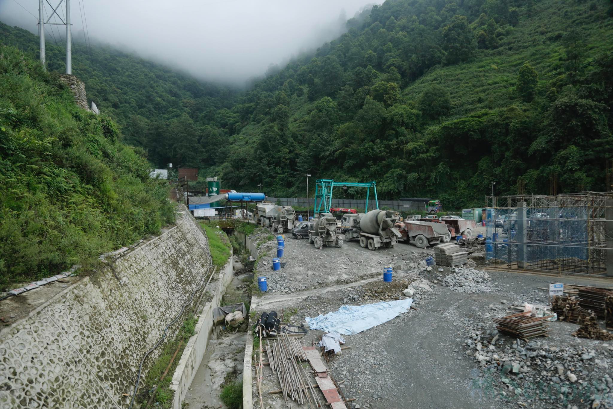 Nagdhuga-Sisnekhola-Evacuation-Tunnel-Breakthrough-06.jpg