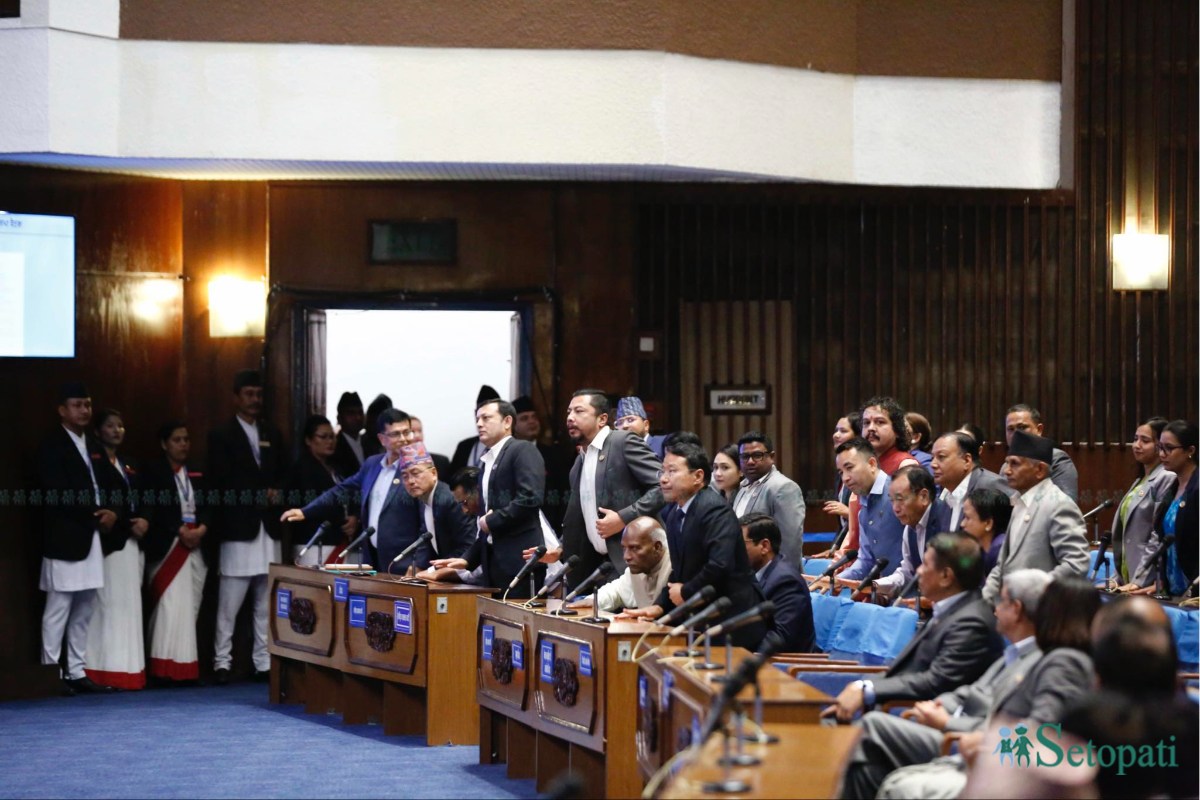 Opposition-Protest-Parliament-07.jpeg