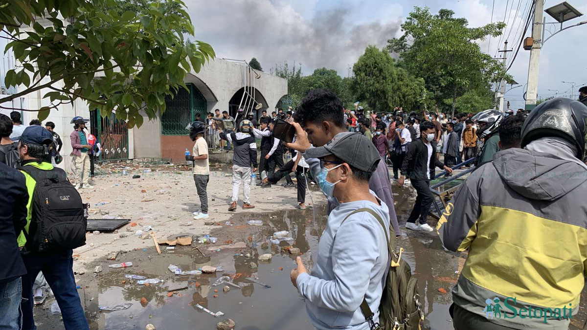 Parliament-Vandalism-Arson-07.jpg