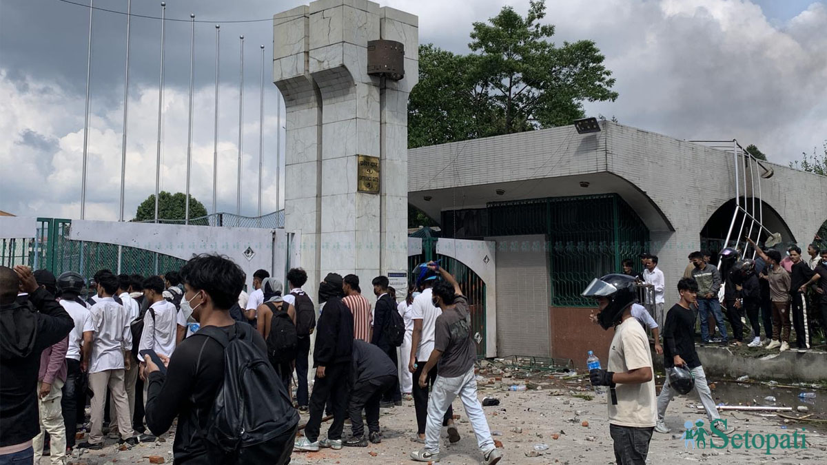 Parliament-Vandalism-Arson-08.jpg