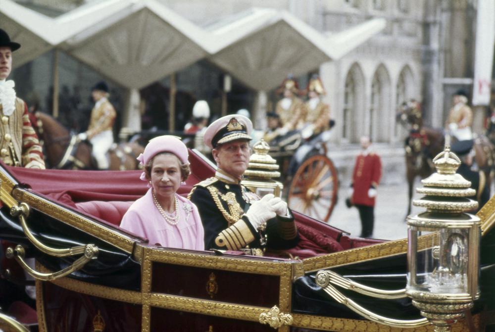 Queen-Elizabeth-Silver-Jubilee-3.jpeg