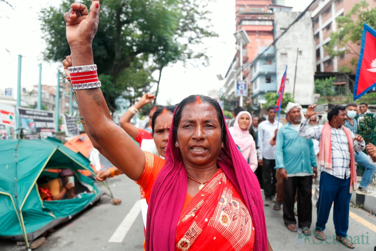 Susta-Residents-Protest-04.jpg