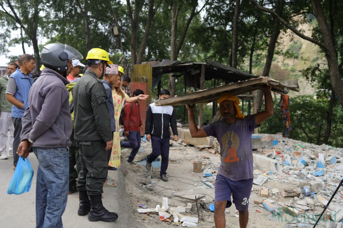 Tarakeshwar-Municipality-Demolition-05.jpg