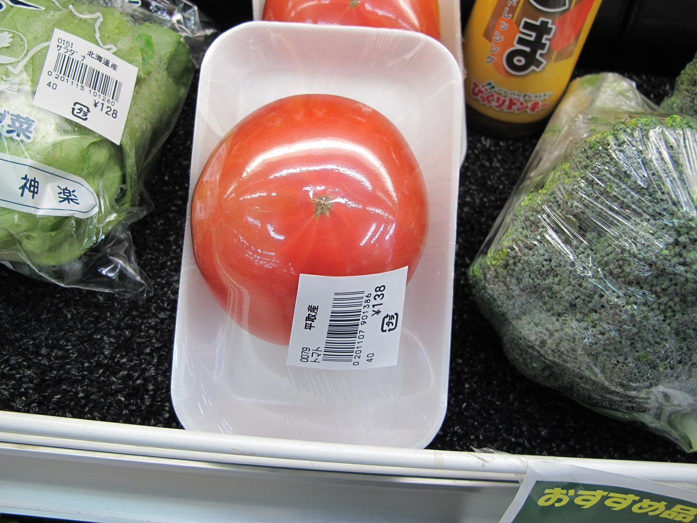 Does a single tomato really need a styrofoam tray and plastic wrap? (Sgroey (Wikimedia)