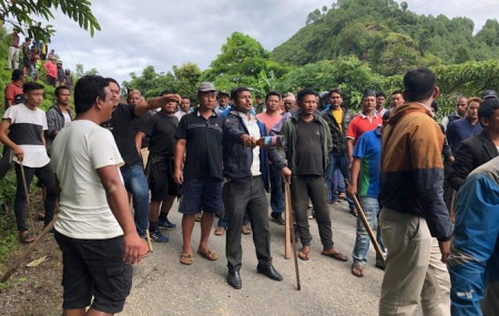 CPN cadres obstructing NC leader Minendra Rizal in Tanahu. Photo: Omkar Acharya