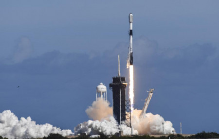 A SpaceX Falcon 9 rocket lifts off from Pad 39A at Kennedy Space Center, Fla.,Thursday, Feb. 3, 2022.