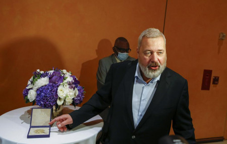 Nobel Peace Prize winner Dmitry Muratov, editor-in-chief of the influential Russian newspaper Novaya Gazeta, poses for a picture next to his 23-karat gold medal before it is auctioned at the Times Center, Monday, June 20, 2022, in New York. AP/RSS Photo