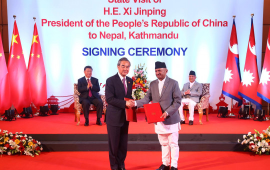 Foreign Minister Pradeep Gyawali (R) and his Chinese counterpart Wang Yi exchange an MoU in presence of PM KP Sharma Oli and Chinese President Xi Jinping. Photo: RSS