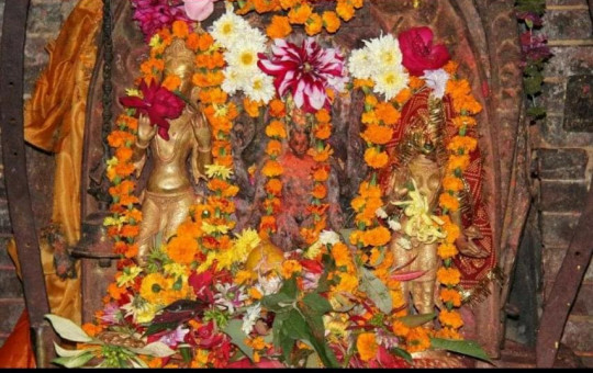 The stolen idols are the ones on the left and right. Other stolen idols are buried under the flowers. Photo Courtesy: Prem Lal Shrestha