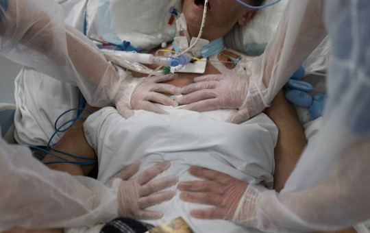 Nurses perform timed breathing exercises on a COVID-19 patient on a ventilator in the COVID-19 intensive care unit at the la Timone hospital in Marseille, southern France, Friday, Dec. 31, 2021.
