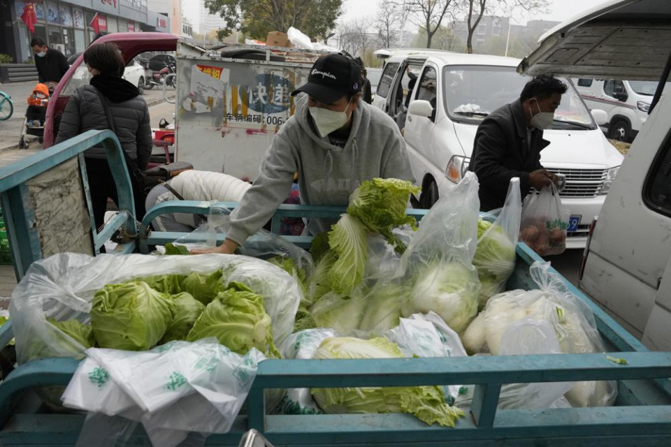 Residents buy fresh vegetables from street vendors as restaurants are closed in some districts in Beijing, Thursday, Nov. 24, 2022.  AP/RSS Photo