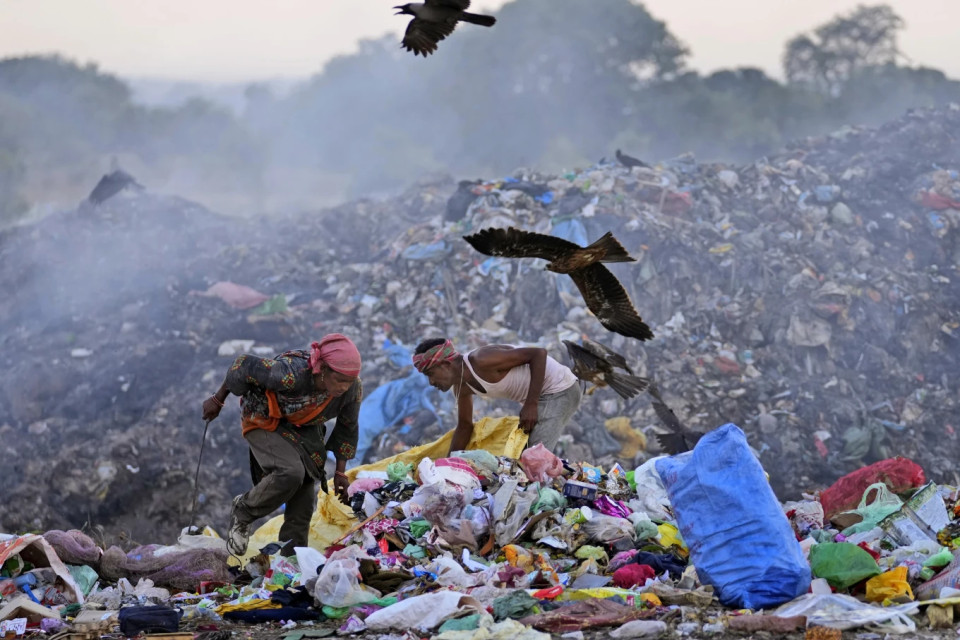 Waste pickers Salmaa and Usmaan Shekh, right, search for recyclable materials during a heat wave at a garbage dump on the outskirts of Jammu, India, Wednesday, June 19, 2024. AP/RSS Photo