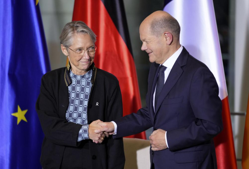 German Chancellor Olaf Scholz, right, and the Prime Minister of France, Elisabeth Borne, left, shake hands after a meeting at the Chancellery in Berlin, Germany, Friday, Nov. 25, 2022.  AP/RSS Photo