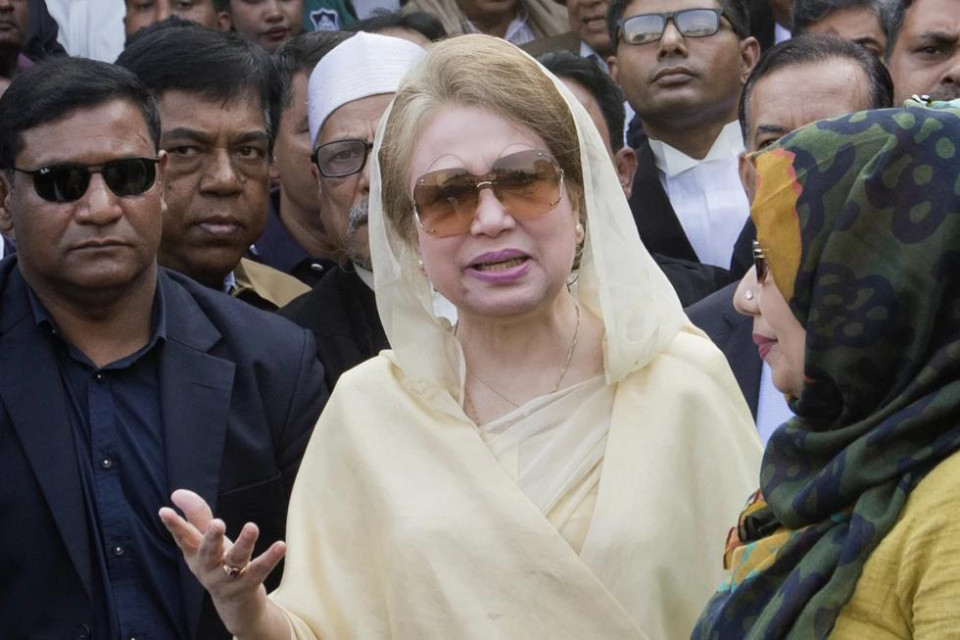 FILE- Bangladesh’s former prime minister and Bangladesh Nationalist Party (BNP) chairperson Khaleda Zia, center, leaves after a court appearance in Dhaka, Bangladesh, Dec. 28, 2017. (AP Photo)