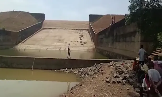 The Kherkatta dam after water was pumped from the reservoir. Photo Courtesy: @KhabarBebak/YouTube