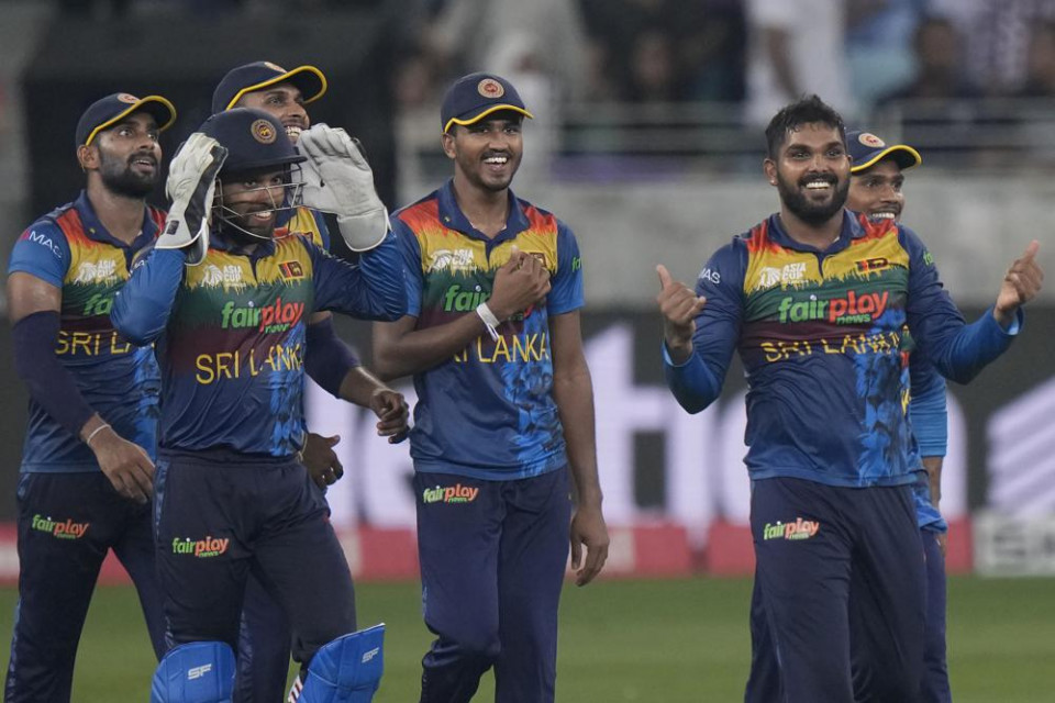 Sri Lanka's Wanindu Hasaranga de Silva, right, celebrates with teammates the dismissal of Pakistan's Khushdil Shah during the T20 cricket Asia Cup final match between Pakistan and Sri Lanka, in Dubai, United Arab Emirates, Sunday, Sept 11, 2022. (AP/RSS Photo)