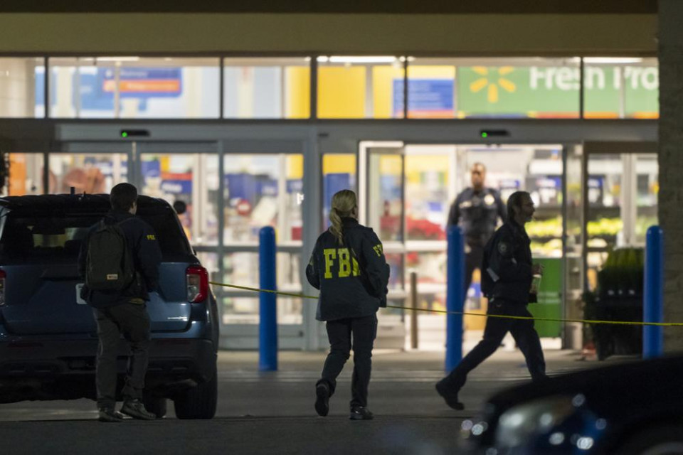 Law enforcement, including the FBI, work the scene of a mass shooting at a Walmart, Wednesday, Nov 23, 2022, in Chesapeake, Virginia. (AP/RSS Photo)