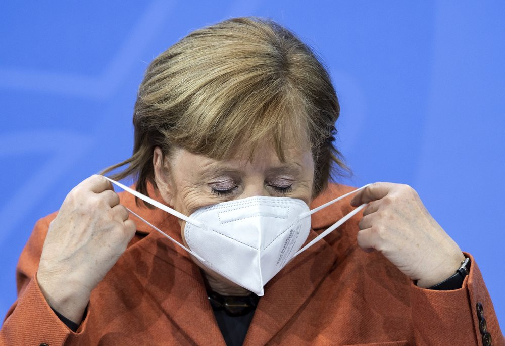 After the switching conference between her and the prime ministers of the federal states, Chancellor Angela Merkel (CDU) adjusts her mask and comments on the further procedure in the Corona c
