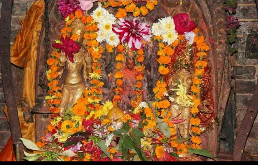 The stolen idols are the ones on the left and right. Other stolen idols are buried under the flowers. Photo Courtesy: Prem Lal Shrestha