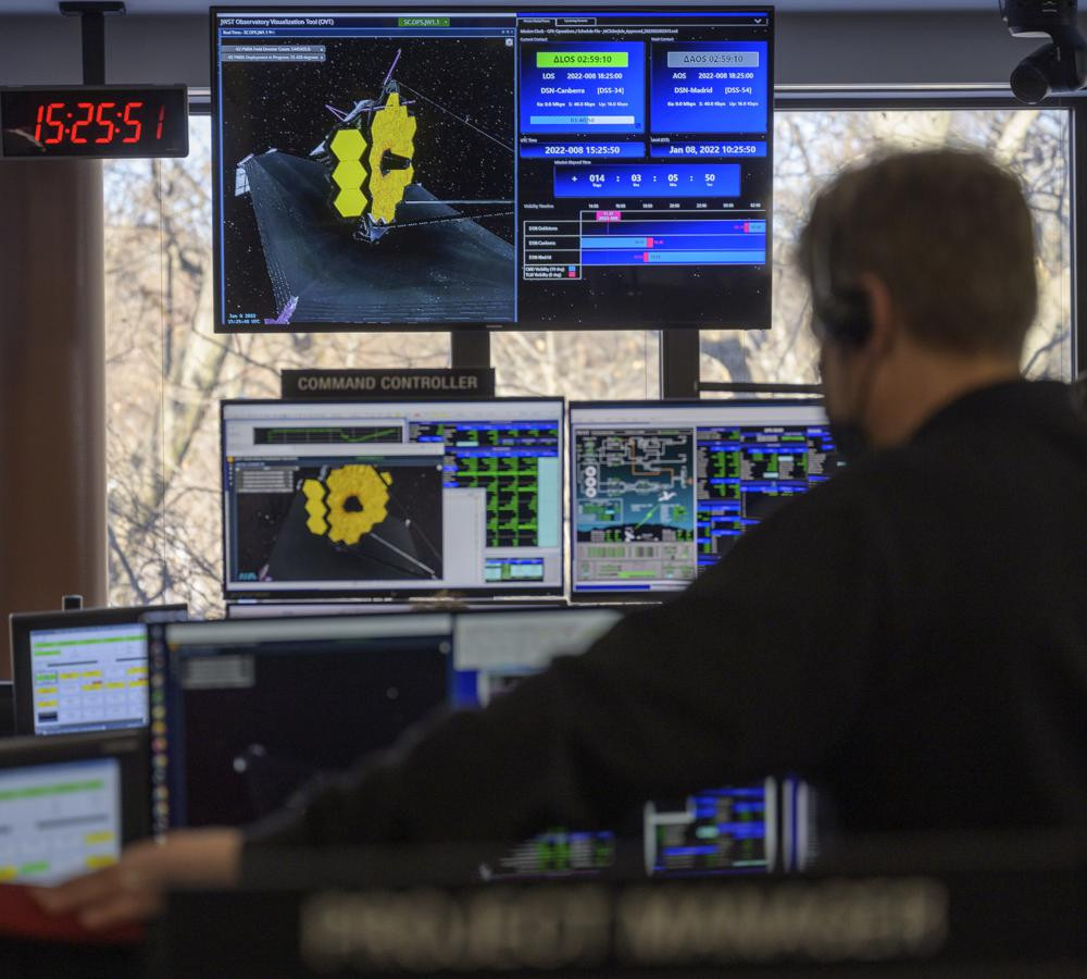 Engineering teams at NASA's James Webb Space Telescope Mission Operations Center at the Space Telescope Science Institute in Baltimore monitor progress as the observatory's second primary mir