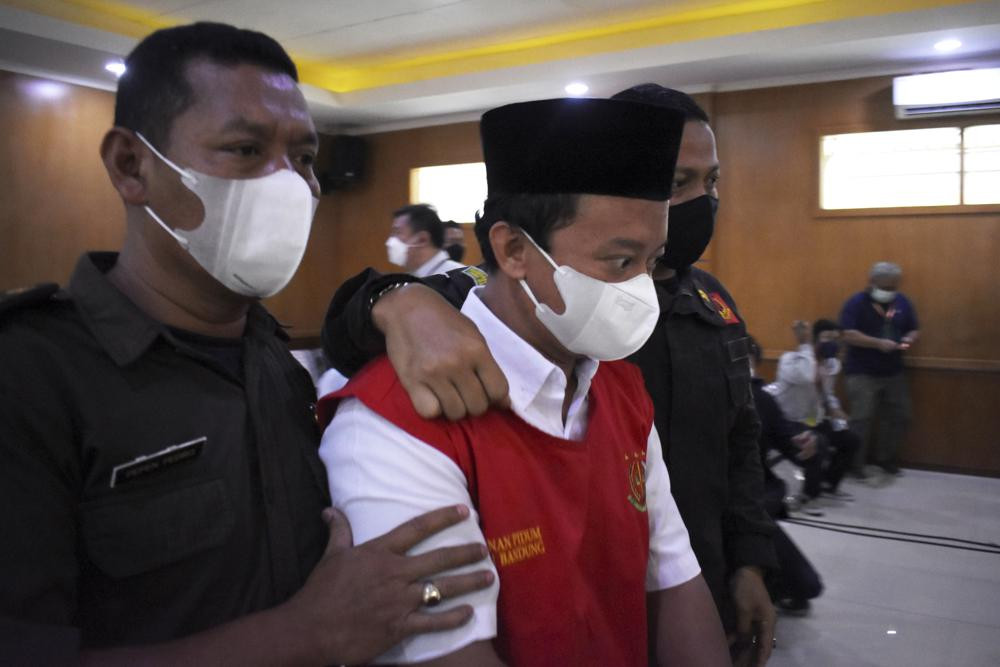 Indonesian Principal Sentenced To Death For Raping 13 Girls :: AP ...