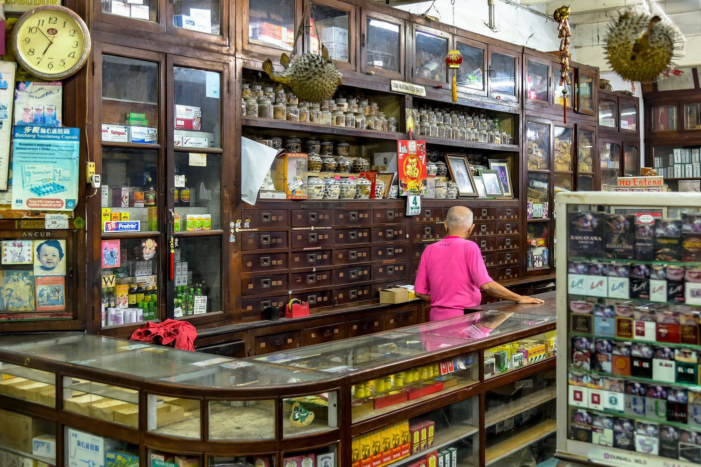Many Indonesians who cannot afford appropriate health care buy prescription-only drugs, including antibiotics, in the informal sector for self-treatment. (Jorge Franganillo, Flickr)