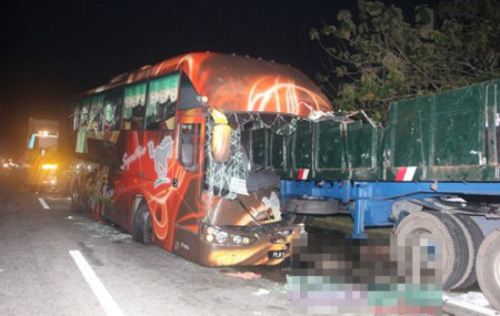 36 killed in expressway bus crash in China