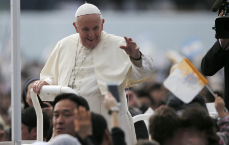 Pope asks world leaders to renounce atomic weapons, deterrence doctrine