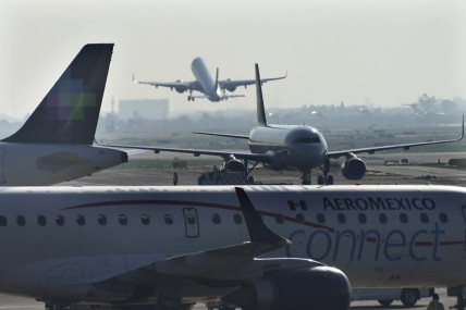 Passengers support man who opened emergency exit and walked on plane's wing in Mexico airport FILE - An AeroMexico plane taxis on the tarmac of the Benito Juarez International Airport, in Mexico City, May 12, 2022.  AP/RSS Photo