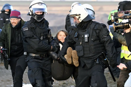 Police officers carry Swedish climate activist Greta Thunberg away from the edge of the Garzweiler II opencast lignite mine during a protest action by climate activists after the clearance of Luetzerath, Germany, Tuesday, Jan. 17, 2023.  AP/RSS Photo