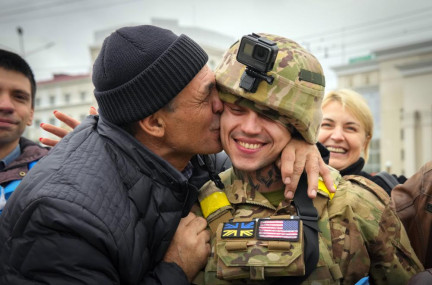 A Kherson resident kisses a Ukrainian soldier in central Kherson, Ukraine, Sunday, Nov. 13, 2022.  AP/RSS Photo