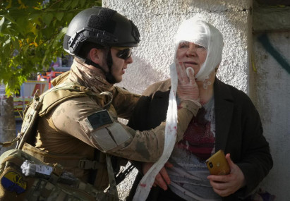 An injured woman receives medical treatment at the scene of Russian shelling, in Kyiv, Ukraine, Monday, Oct 10, 2022. (AP/RSS Photo)