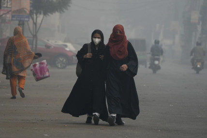 Students wearing mask and heading to their school as smog envelops the areas of Lahore, Pakistan, Wednesday, Nov. 6, 2024. (AP Photo)