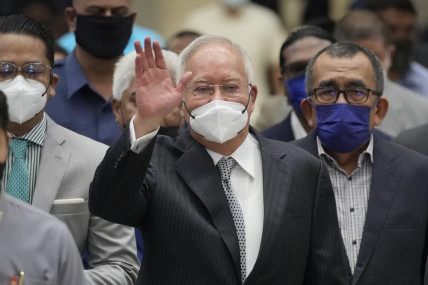 Former Malaysian Prime Minister Najib Razak, center, wearing a face mask, waves as he arrives at the Court of Appeal in Putrajaya, Malaysia, Tuesday, Aug. 23, 2022. AP/RSS Photo
