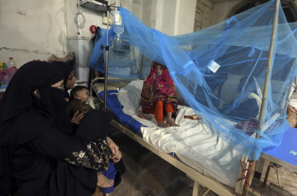 A Pakistani patient suffering from dengue fever, a mosquito-borne disease, is treated in an isolation ward, at a hospital in Karachi, Pakistan, Saturday, Sept 24, 2022. (AP/RSS Photo)