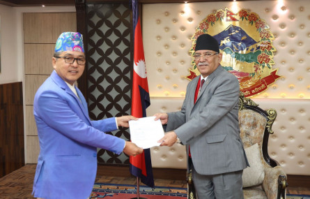Rajendra Lingden (left) submits his resignation to Prime Minister Pushpa Kamal Dahal at Baluwatar on Saturday, February 25, 2023.