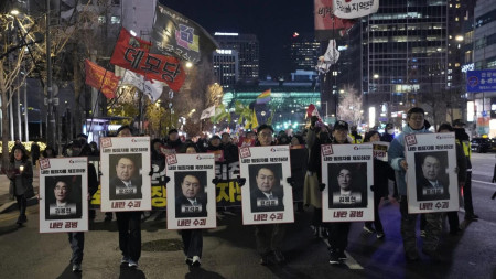 Protesters march to the presidential office after a candlelight vigil against South Korean President Yoon Suk Yeol in Seoul, South Korea, Thursday, Dec. 5, 2024. (AP Photo)