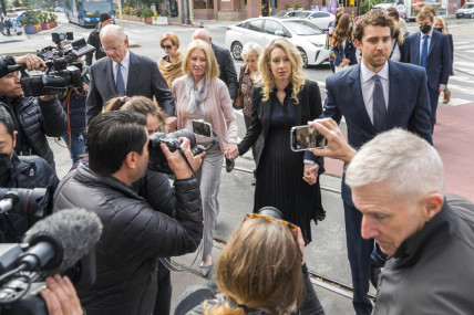 Theranos founder and CEO Elizabeth Holmes, center, walks into federal court with her partner Billy Evans, right, and her parents in San Jose, Calif., Friday, Nov. 18, 2022. AP/RSS Photo