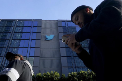 People walk outside Twitter headquarters in San Francisco, Friday, Nov 4, 2022. (AP/RSS Photo)