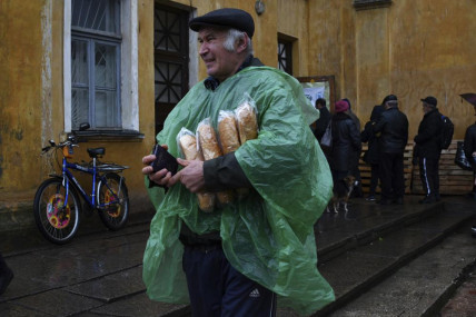 A man carries Ukrainian passport and bread after receiving it at humanitarian aid center in Kramatorsk, Ukraine, Wednesday, Oct 26, 2022. (AP/RSS Photo)