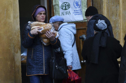 People receive bread at humanitarian aid center in Kramatorsk, Ukraine, Wednesday, Oct 26, 2022. (AP/RSS Photo)