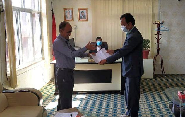 CPN lawmaker Yam Lal Kandel (l) handing over no confidence motion to Chief Whip Gulab Jung Shah on Sunday.