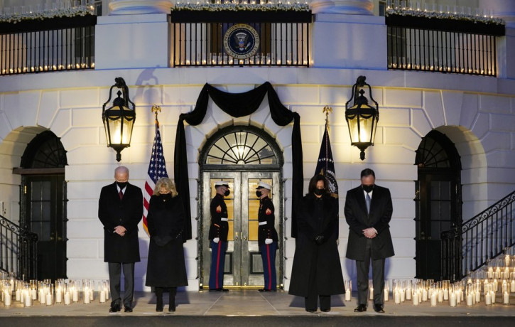From left, President Joe Biden, First Lady Jill Biden, Vice President Kamala Harris and her husband Doug Emhoff, bow their heads during a ceremony to honor the 500,000 Americans that died fro