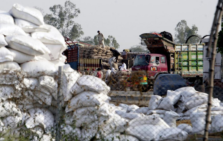 Pakistan laborers unload sacks of onion imported from neighboring India at Pakistani border Wagah near Lahore Pakistan, on May 14, 2013.