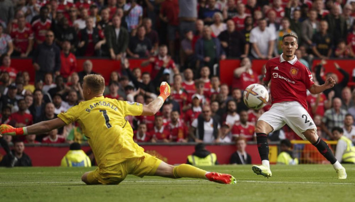 Manchester United's Antony, right, scores his side's opening goal during the English Premier League soccer match between Manchester United and Arsenal at Old Trafford stadium, in Manchester, England, Sunday, Sept 4, 2022. (AP/RSS Photo)