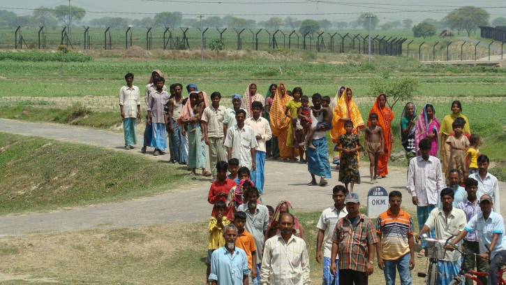 People near the India-Bangladesh border. The Indian government views illegal Muslim immigrants from Bangladesh as infiltrators'. Press Information Bureau, Kolkata. Credits Flickr