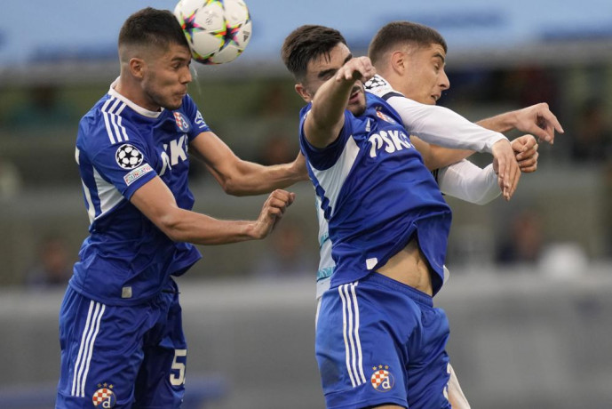 Dinamo's Dino Peric heads the ball next to Chelsea's Kai Havertz and Dinamo's Josip Sutalo during the Champions League group E soccer match between Dinamo Zagreb and Chelsea at the Maksimir stadium in Zagreb, Croatia, Tuesday, Sept 6, 2022. (AP/RSS Photo)