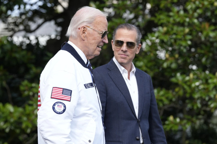 File Photo of Joe Biden (l) and his son Hunter Biden