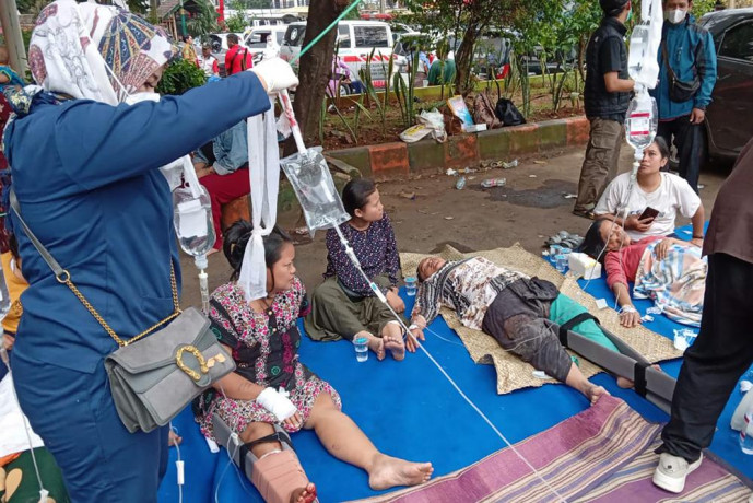 People injured during an earthquake receive medical treatment in a hospital parking lot in Cianjur, West Java, Indonesia, Monday, Nov 21, 2022. (AP/RSS Photo)