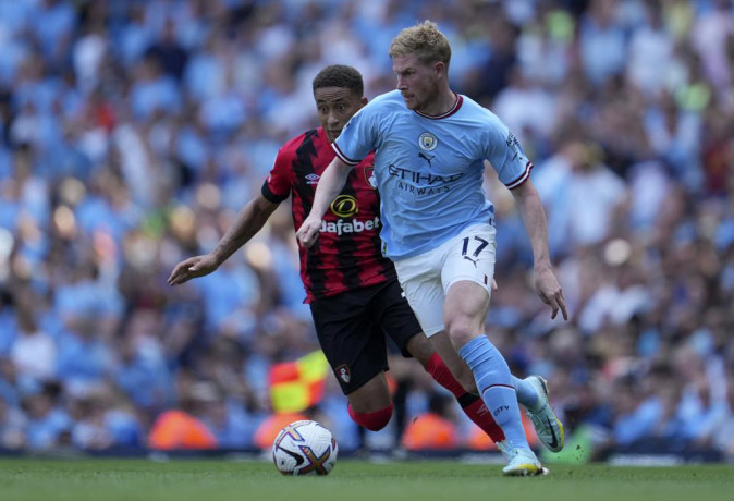 Manchester City's Kevin De Bruyne, right, duels for the ball with Bournemouth's Marcus Tavernier during the English Premier League soccer match between Manchester City and Bournemouth at Etihad stadium in Manchester, England, Aug 13, 2022. (AP/RSS Photo)